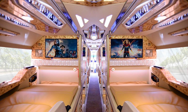 Interior de un sleeper bus VIP en Vietnam con cabinas individuales de piel, pantallas LCD y luces LED en el techo