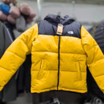 Abrigo de plumas amarillo y negro The North Face de imitación en tienda del Barrio Viejo de Hanoi