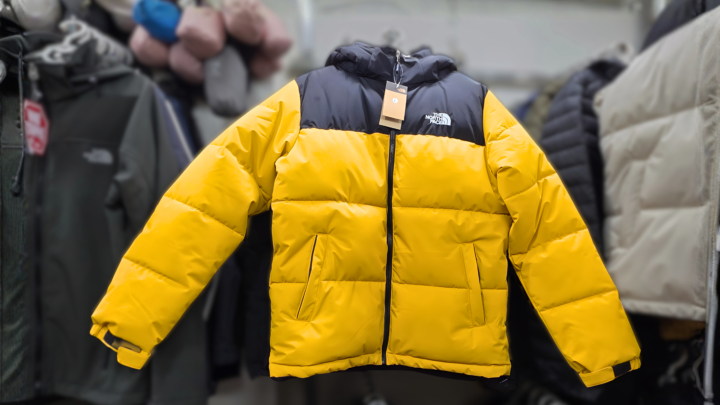 Abrigo de plumas amarillo y negro The North Face de imitación en tienda del Barrio Viejo de Hanoi