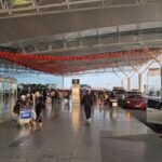 Pasajeros y coches en la terminal de salidas del aeropuerto de Hanoi.