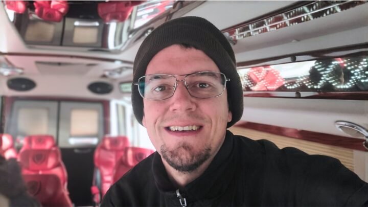 Interior de un bus limusina en Vietnam con asientos de cuero rojo