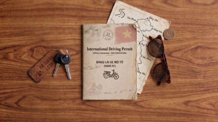 Carnet de Conducir Internacional, mapa y llaves de moto para el Loop de Ha Giang.