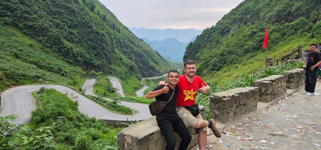 Alberto con su easy rider en una curva del Ha Giang Loop