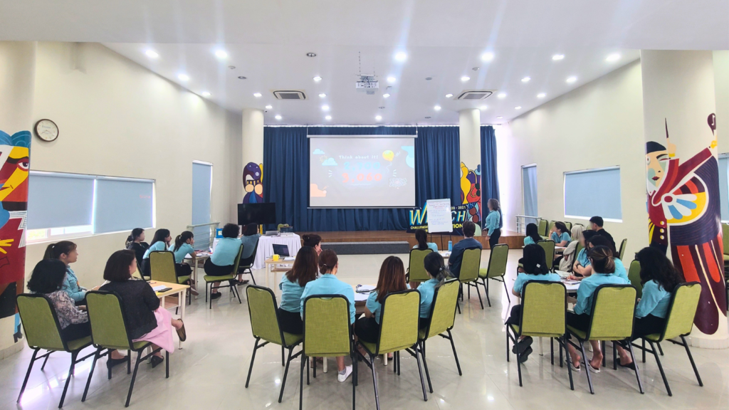 Sesión de formación de profesores en un colegio de Hanói