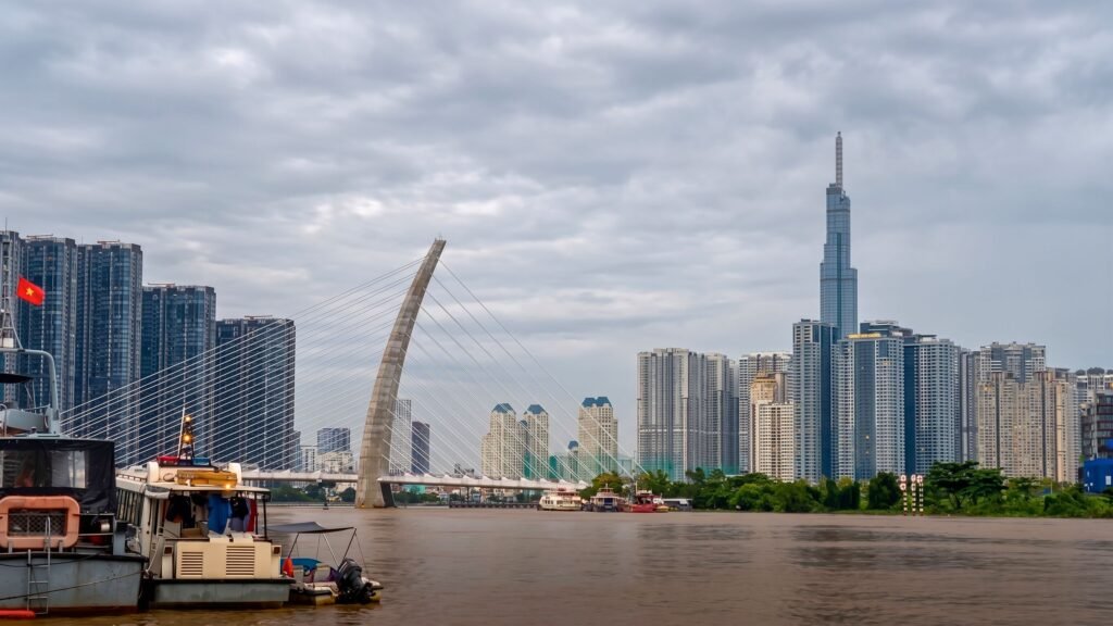 Rascacielos de Ho Chi Minh con la torre Landmark 81 y el puente Thu Thiem desde el río Saigon