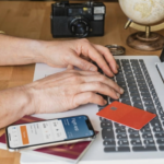 Persona reservando un viaje a Vietnam con tarjeta desde el portátil, comparando opciones online