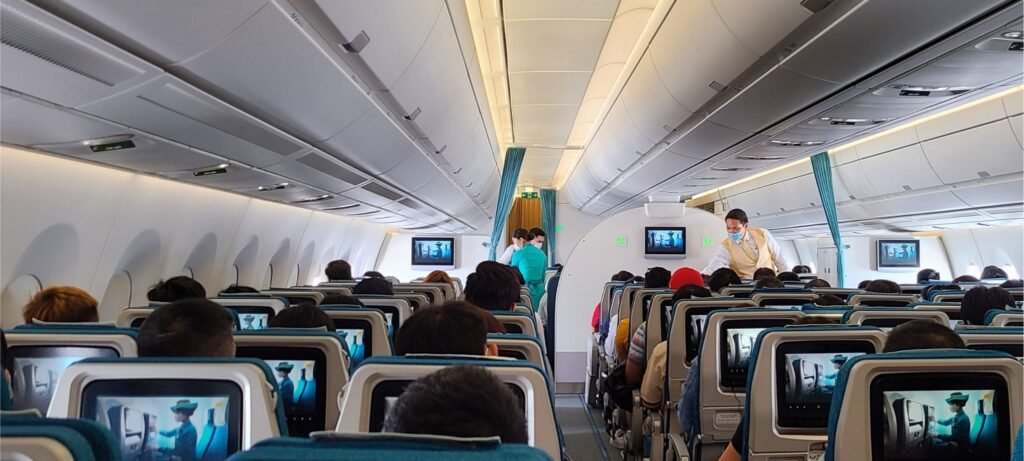 Interior de un avión de Vietnam Airlines en un vuelo internacional a Vietnam, con pantallas individuales