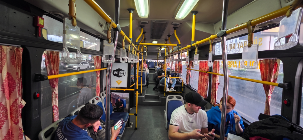 Interior del bus 86 con pasajeros y cartel de WiFi a bordo, en el trayecto entre el aeropuerto de Noi Bai y el centro de Hanoi
