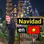 Alberto con gorro de Papá Noel delante de la Catedral de San José de Hanoi decorada por Navidad