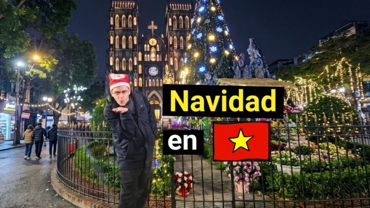 Alberto con gorro de Papá Noel delante de la Catedral de San José de Hanoi decorada por Navidad