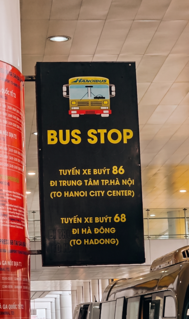 Cartel oficial de la parada del bus 86 en el aeropuerto de Hanoi