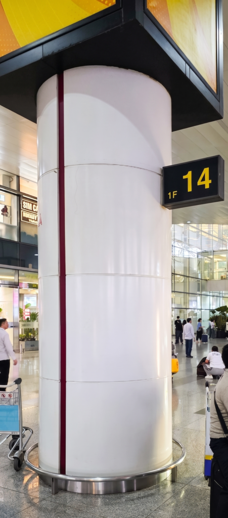 Columna 14 de la Terminal 2 del aeropuerto de Hanoi, donde se encuentra la parada del bus 86