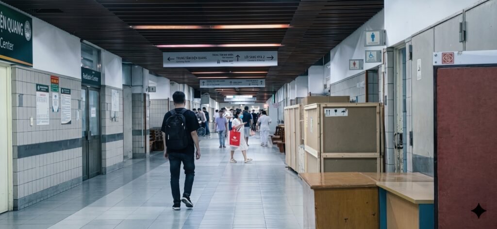 Pasillo interior de un hospital público en Hanoi con pacientes y personal sanitario circulando