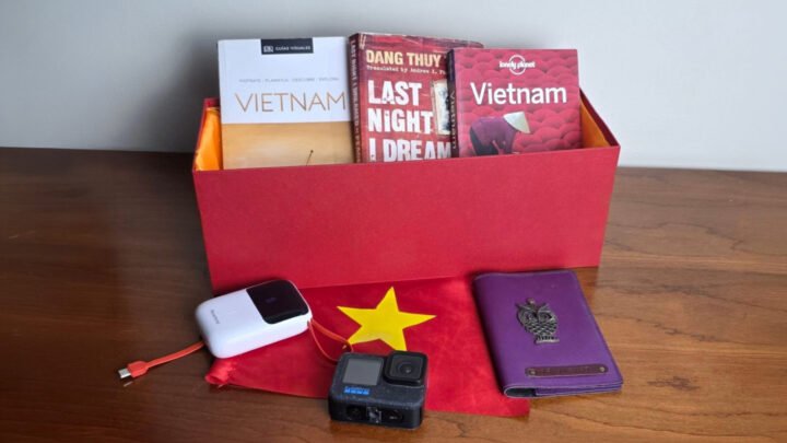 Caja de regalo roja con guías de viaje de Vietnam, el diario de Dang Thuy Tram, una GoPro, una batería portátil y una funda de pasaporte