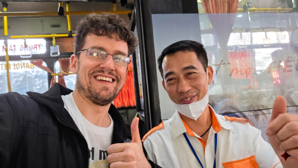 Alberto de Vietnam con Alberto junto al revisor del bus 86 en el aeropuerto de Hanoi