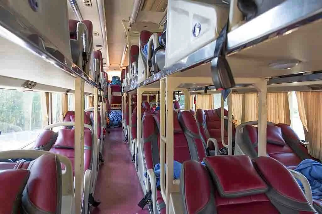 Interior de un sleeper bus estándar en Vietnam
