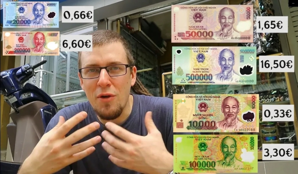 Alberto mostrando la equivalencia actualizada a euros de los distintos billetes de dongs vietnamitas (VND).