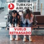 Dos viajeras frustradas en un aeropuerto esperando por un vuelo retrasado de Turkish Airlines