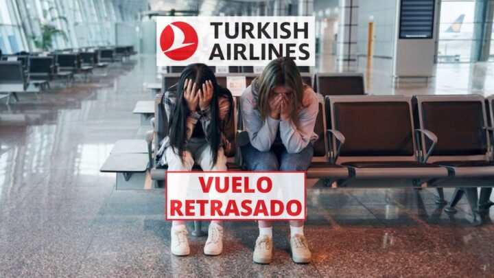 Dos viajeras frustradas en un aeropuerto esperando por un vuelo retrasado de Turkish Airlines