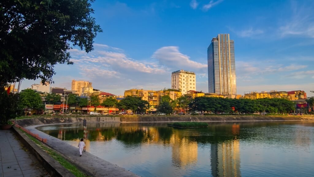 Zona residencial junto a un lago urbano en Hanói