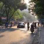 tráfico en Hanoi con motos y vida cotidiana en Vietnam