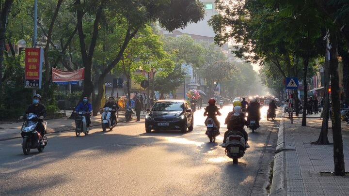 tráfico en Hanoi con motos y vida cotidiana en Vietnam