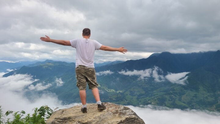 Alberto en Vietnam mirando al horizonte