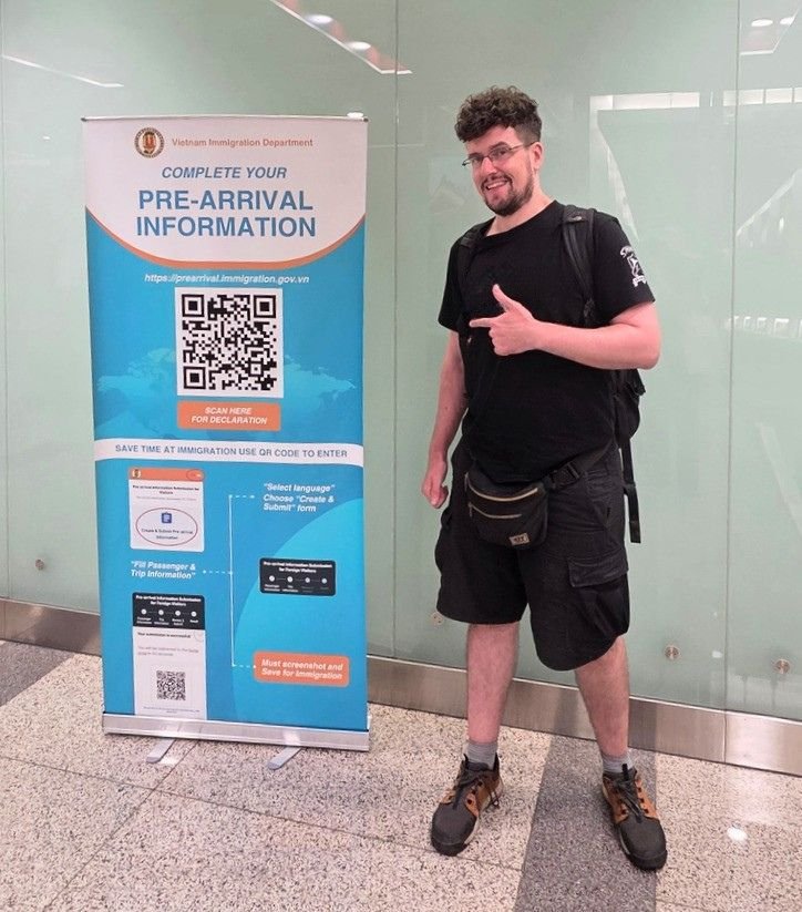 Alberto junto al cartel de la declaración de entrada a Vietnam en el aeropuerto de Hanoi