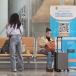 Cartel con código QR de la declaración de entrada a Vietnam en el pasillo de llegadas del aeropuerto de Hanoi.