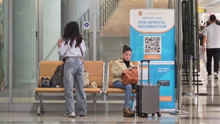 Cartel con código QR de la declaración de entrada a Vietnam en el pasillo de llegadas del aeropuerto de Hanoi.