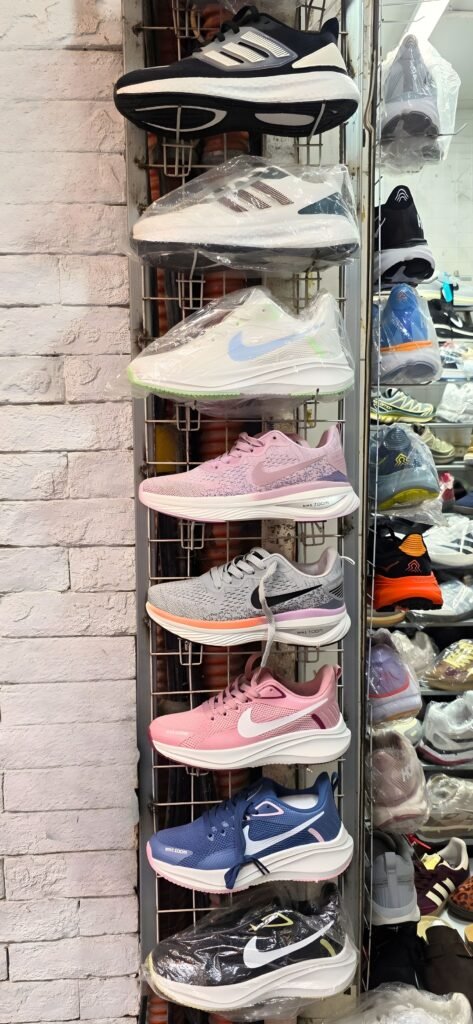 Expositor con zapatillas de imitación de Nike y Adidas en una tienda del Barrio Viejo de Hanoi