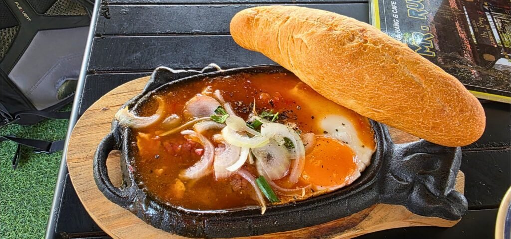 Bánh mì chảo, plato vietnamita de pan con huevo y carne en sartén
