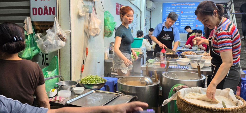 Puesto de phở en Hanói con ollas y utensilios compartidos, donde puede haber contaminación cruzada de gluten