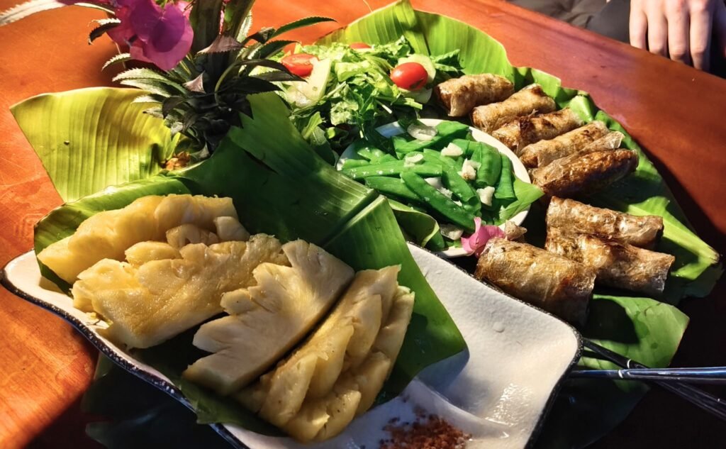 Plato de nem rán (chả giò), rollitos fritos vietnamitas, sobre hoja de plátano