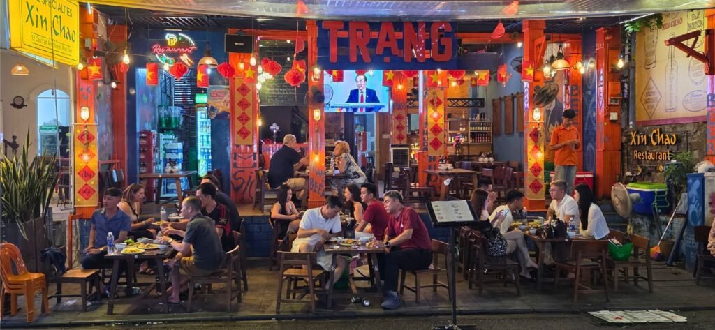 Restaurante concurrido en Vietnam con clientes locales y turistas, buena opción para comer sin gluten con más garantías