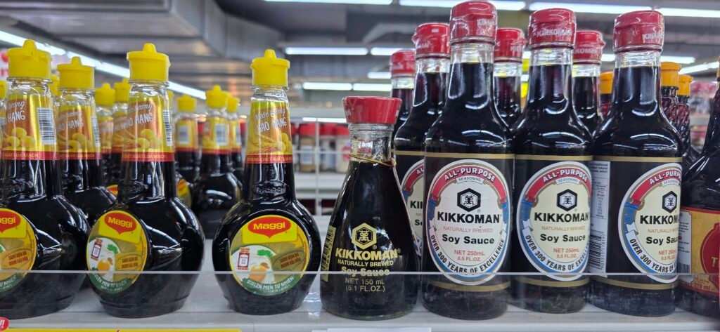 Estantería de salsas de soja en un supermercado de Vietnam, varias con extracto de cebada y por tanto con gluten